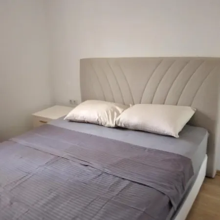 Sehir Merkezinde Iki Odali Apartment *
